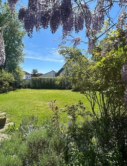 Großzügige Villa mit 320 m² Wfl., freistehend auf 1.150 m² Grundstück, Garagen, schöne ruhige Lage! - Oberursel (Taunus)