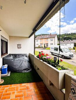 Schöne 3 Zimmer Wohnung mit großem Süd-Balkon Alles neu kernsaniert in ruhiger Lage mit Garage. - Donzdorf