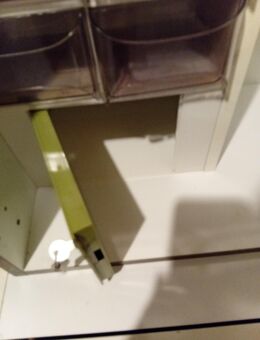 Oberschrank weiss mit Schüttfächern zum rausnehmen und abschließbarem Tresor aus Plastic - Stuttgart