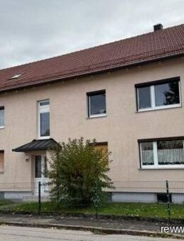 Gepflegte 3-Zimmer-Erdgeschosswohnung mit Loggia, Garage und großem Kellerraum in Garching an der Alz - Hartfeld - Garching (Alz)