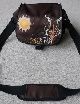 Kameratasche Umhängetasche Sonne Schmetterlinge braun 21,5 cm 17 cm X 11 cm - Niddatal