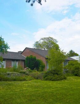 Kassel-Kirchditmold: Bestlage… Sehr großzügiges Einfamilienhaus mit traumhaft schönem Gartengrundstück - Kassel