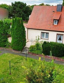 Freistehendes Einfamilienhaus mit Tiefgarage und gemütlichem Garten zur verwirklichung Ihrer Träume. - Merseburg