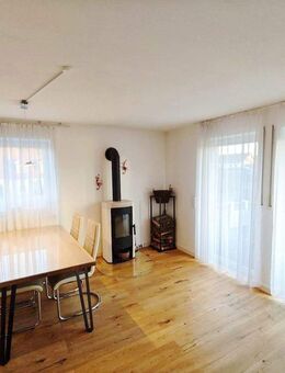 Lichtdurchflutete 3-4 Zimmer Eigentumswohnung mit Südbalkon und Garten in Zeitlarn/Laub - Zeitlarn