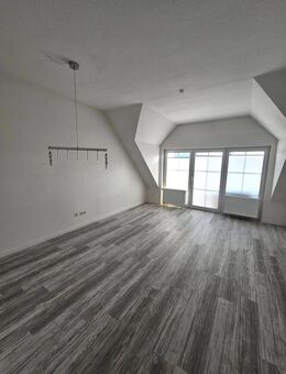 Helle 3-Zimmer Dachgeschoss-Wohnung mit Balkon und Tiefgaragenplatz zu verkaufen - Gottmadingen