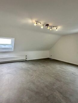 Helle 4-Zimmer Dachgeschoss-Wohnung mit Balkon in Herzogenaurach ~ Einbauküche inklusive! Gemeinschaftsgarten Garage . ~ Ab sofort frei! - Herzogenaurach
