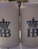 3 Weißbier-Gläser: 2x Erdinger + 1 Schöfferhofer mit Öffner im Glas, neu + 2 Stein-Bierkrüge "HB" in 81825