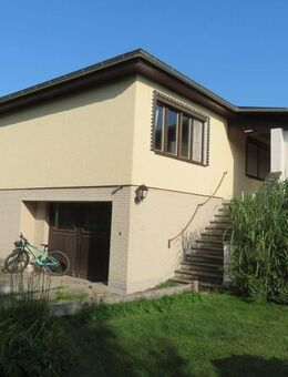 Freistehendes, massives Einfamilienhaus (Bungalow) am ruhigen, sonnigem Stadtrand von Saalfeld - Saalfeld (Saale)