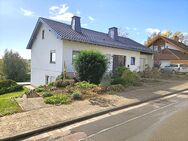 Einfamilienhaus mit Einliegerwohnung, Mehrgenerationenhaus, Garten, Garage, Burgblick - Holzheim (Rheinland-Pfalz)