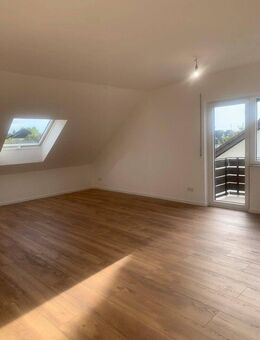 Frisch sanierte 4-Zimmer-Dachgeschosswohnung mit Balkon & neuer Einbauküche - Bruchköbel