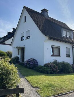 Freistehendes Wohnhaus mit großem Grundstück, Keller, 2 Garagen, 5 Stellplätze in nachgefragter Lage - Attendorn (Hansestadt)