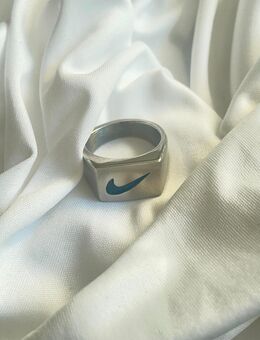 Rechteckiger Nike-Ring – Clean & Minimal - Köln