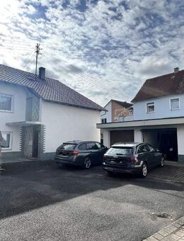 Zweifamilienhaus mit großem Grundstück, Nebengebäude und drei Garagen in Unterwittighausen - viel Platz für Ihre Ideen! - Wittighausen