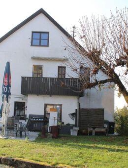 Einfamilienhaus in Küps mit zwei großzügigen Hallen und zehn Parkplätzen. - Küps