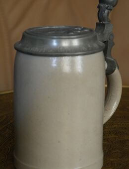 Alter Bierkrug mit Zinndeckel 0,4 Liter , Thema Sport - Gewichtheben , Zinndeckel mit Motiv und Gravur , Höhe mit Deckel 18cm - Görlitz