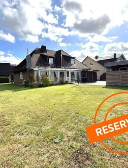 * RESERVIERT * Wohlfühlen in zentraler Lage - Ein-/Zweifamilienhaus mit Wintergarten - Lohne (Oldenburg)