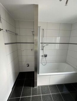 Lichtdurchflutete, großzügige 3,5 Zimmer-Whg. mit Küche u. Balkon in der Mozartstraße in Erlg. - Erlangen