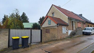 Doppelhaushälfte mit großem Grundstück und Nebengelass in Güsen