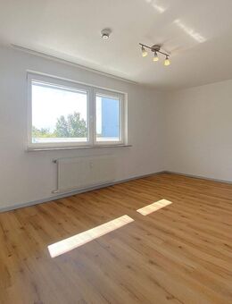 Gepflegte 3-Zimmer-Wohnung mit Süd-Balkon, Einbauküche und Garage - Erlangen