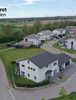 Energieeffizient & modern Wohnen! Neuwertiges EFH mit Doppelgarage und schönen Garten in Kirchroth - Kirchroth