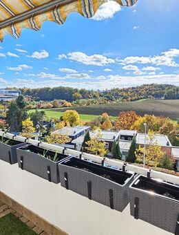 Eine Wohnung wie im Bilderbuch! TOP-renovierte 4 Zi.-Eigentumswohnung mit Loggia u. tollem Fernblick - Coburg