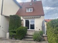 Angebautes Wohnhaus mit Küche und Garten in Nürnberg - Stadtteil Thon - Nürnberg