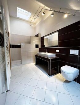 Wellness-Bad, Loggia, neuer Boden | Sonnige Maisonette | Klimaanlage & Stellplatz - Ilsfeld