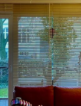 2 edle Vorhangschals je 135 x 245cm, Grundton GELB, bestickt mit Korallenmotiven in ROT und GELB, gerafft und mit Aufhängern - Hamburg