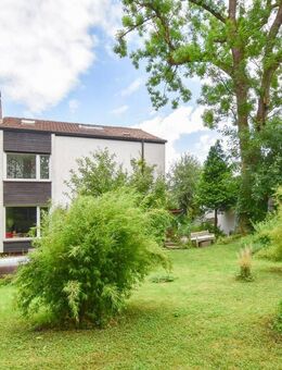 AIGNER - Stilvolle Architektenvilla mit Traumgarten & separatem Appartment - Gröbenzell