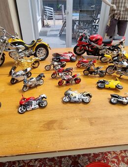 21 Motorrad Modelle ( Ohne Karton ) - Essen