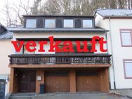 -verkauft-Kleiner Garten / großes Wohnhaus / 2 Garagen / guter Zustand - Bettingen