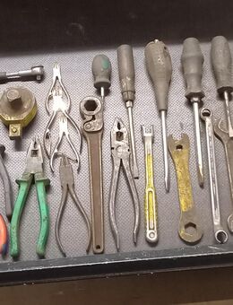 Defektes altes Werkzeug Schlüssel Zangen - Büdingen