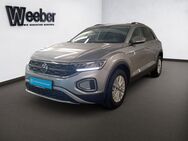 VW T-Roc, 1.0 TSI Life, Jahr 2023 - Leonberg (Baden-Württemberg)