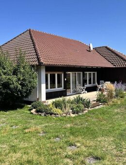 Traumhaft schönes Wohnen mit der Natur als Nachbarn... gepflegter Walmdachbungalow mit Garage auf 1.000m² großem Grund! - Ebern