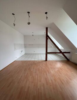 Großzügige 2,5-Raum-Dachgeschosswohnung mit großer Wohnküche auf dem Kaßberg - Chemnitz