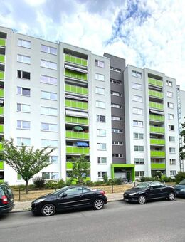 **MODERNISIERTE 2,5 ZIMMER ERDGESCHOSSWOHNUNG MIT BALKON UND NEUEM DUSCHBAD** - Berlin