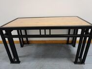 Couchtisch, schwarzes Metallgestell mit Holzschnitzplatte unter Glas - München