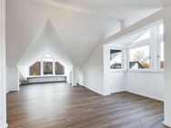 Stilvolle Dachgeschosswohnung mit flexibler Raumaufteilung und Balkon - München