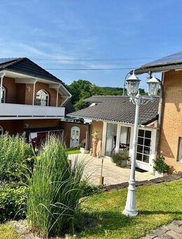 Traumhaftes Einfamilienhaus mit Nebengebäuden, Photovoltaik & großem Garten in idyllischer Lage! - Heimborn