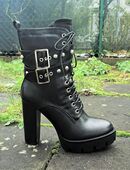 Gr. 36 - 41, High Heels Stiefeletten mit Nieten + Schnallen - Kunstleder schwarz ( Biker style ) in 63486