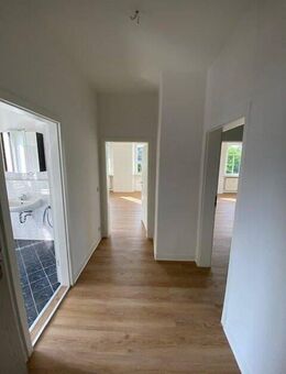 Frisch Renovierte 2 Raum Wohnung Limbach - Oberfrohna ab sofort zu vermieten Bad m. Dusche und Wanne - Limbach-Oberfrohna