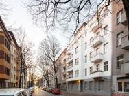 Weserkiez: 2 Zimmer Altbauwohnung mit Balkon - Berlin
