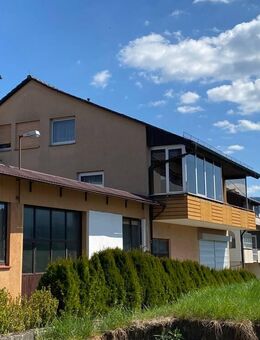 Wohnhaus mit zwei Einheiten, Hallenanbau und Schwimmbad - Wellendingen