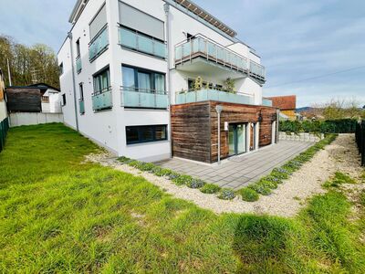 Neuwertige 4-Zimmer Wohnung mit Terrasse und Garten