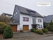 Großzügiges und gepflegtes Einfamilienhaus mit Garten und 2 Garagen in schöner Lage von Weitefeld! - Weitefeld