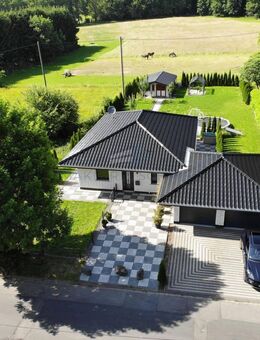 Barrierefreies Paradies mitten im Grünen. Walmdach-Bungalow aus 2018, Doppelgarage u. großem Garten - Giershausen