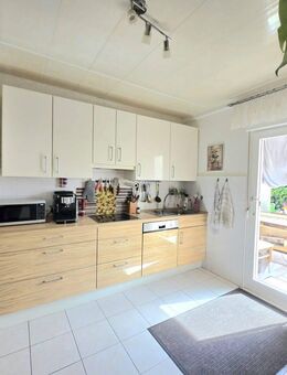 4-Zimmer-Wohnung mit Balkon, kleinem Garten und Garage in zentraler Lage - Ludwigsburg