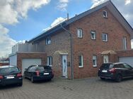 Provisionsfrei ! 2 Familienhaus, 2 separate Eingänge, geräumiger Wohn-Essbereich mit 2 Garagen, Baujahr 2013 ! - Steinheim