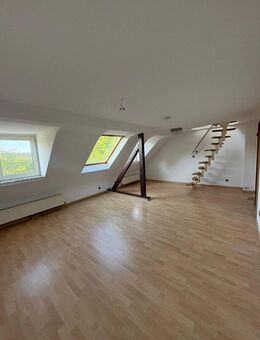 Helle Eigentumswohnung im Dachgeschoss mit zusätzlichem Raumangebot - Krefeld