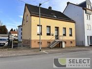 Freistehendes Einfamilienhaus mit Doppelgarage und Garten - Schiffweiler